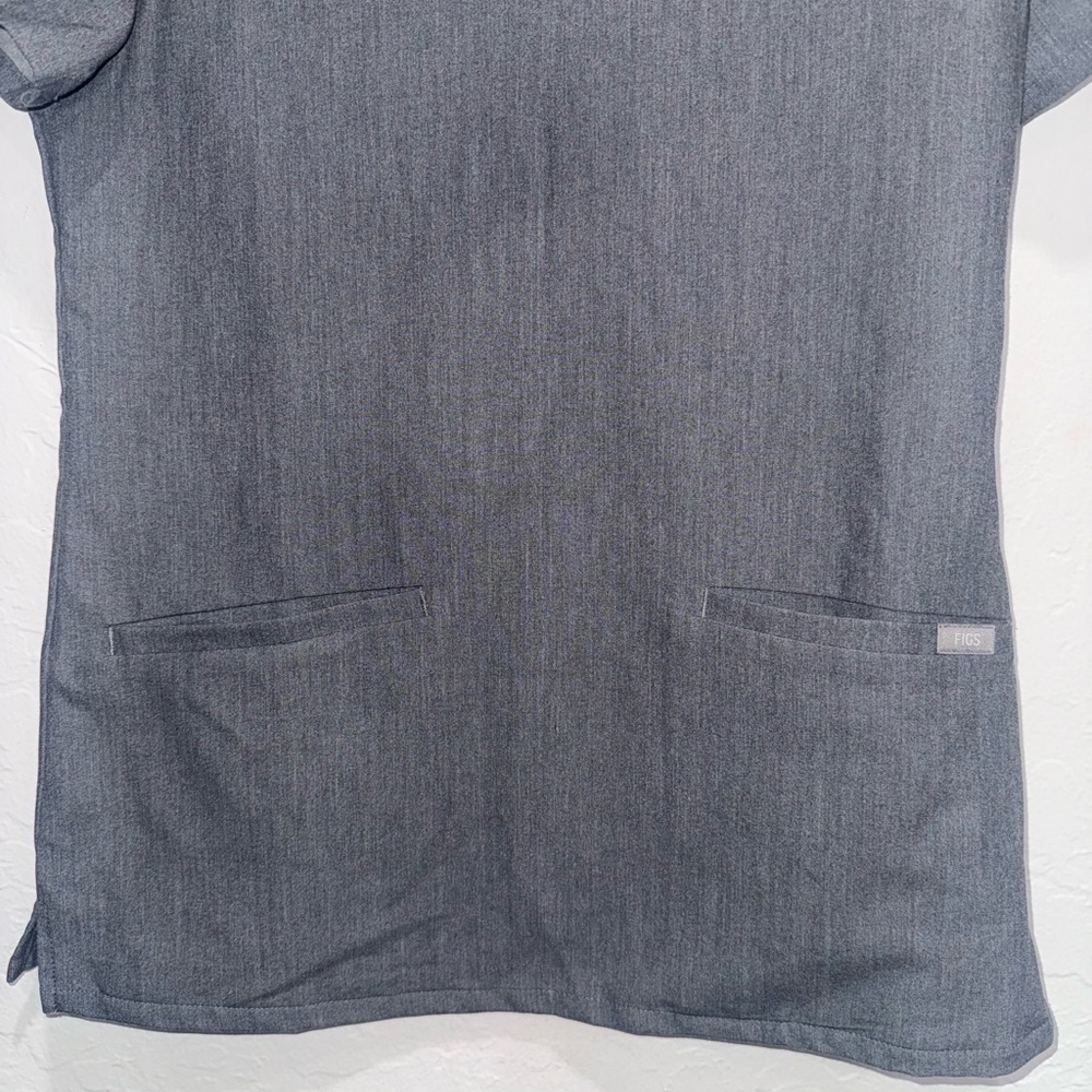 FIGS Scrub Top– XXS ✨ - Picture 2 of 4